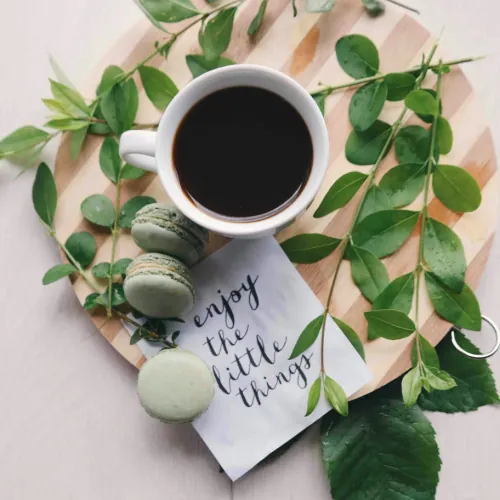Koffie en een plant op tafel