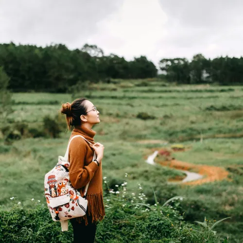 Vrouw kijkt rustig uit over het landschap